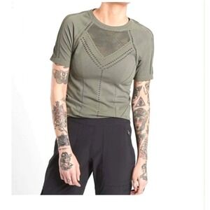 Athleta Vented Mesh Oxygen Short Sleeve Athletic Top in Laurel Green Size Medium